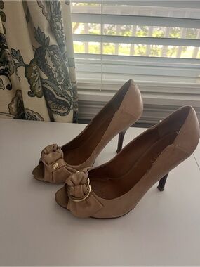 Guess Nude Peep-Toe Heels with Knotted Bow and Gold Ring